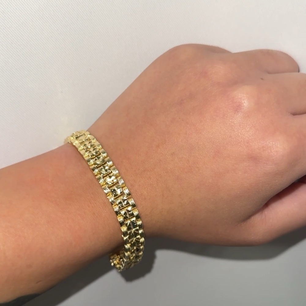 Elegant Gold Bracelet